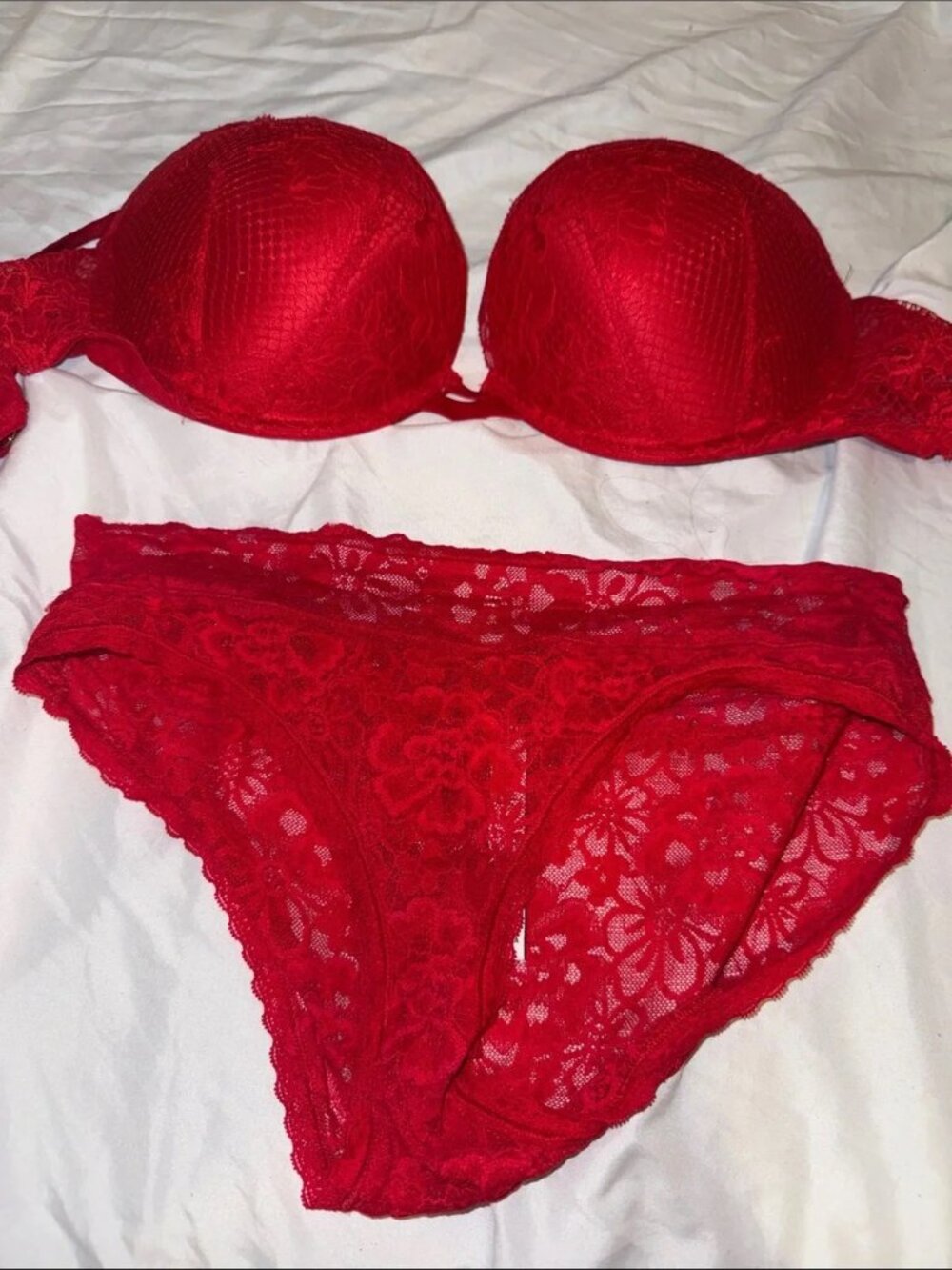 NWT Victoria’s Secret Red Lace Bra Set 36C - Picture 1 of 1